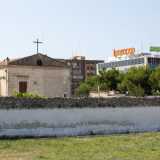 Alla nostra sinistra sorge invece la San Marco, una graziosa chiesetta realizzata nel 1977 nella struttura della settecentesca masseria Carbone. Alle spalle dell�edificio religioso si erge invece il centro commerciale Mongolfiera, presente qui dal 2005